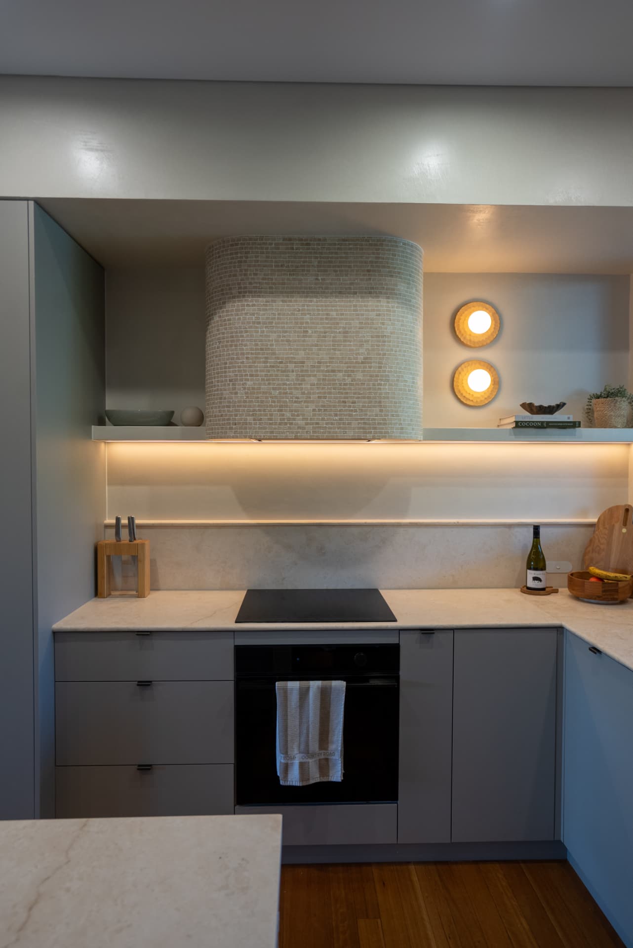 Kitchen renovation with curved tiled rangehood by Devise Constructions in Cronulla